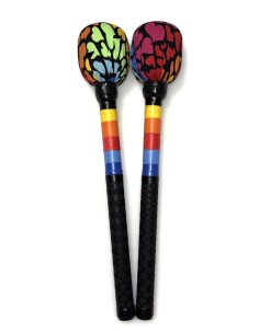 Mazas para surdo de marcación con estampado de corazones y mango de colores con grip negro