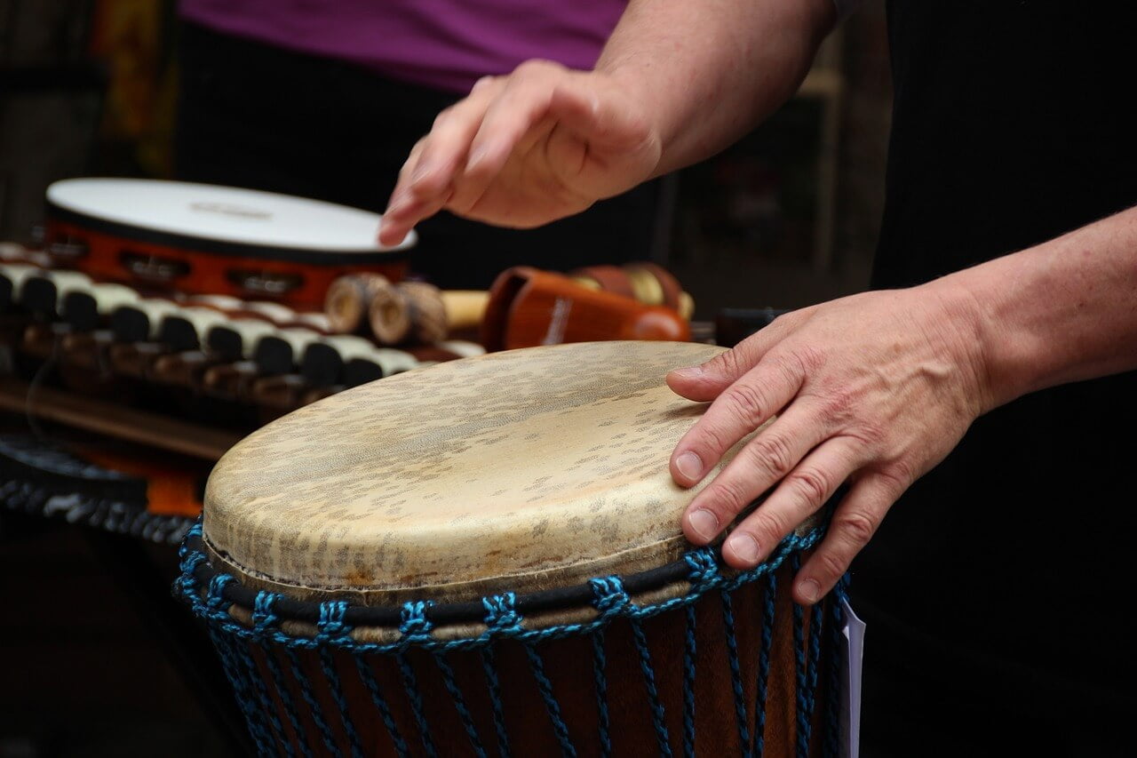 manos tocando un tambor