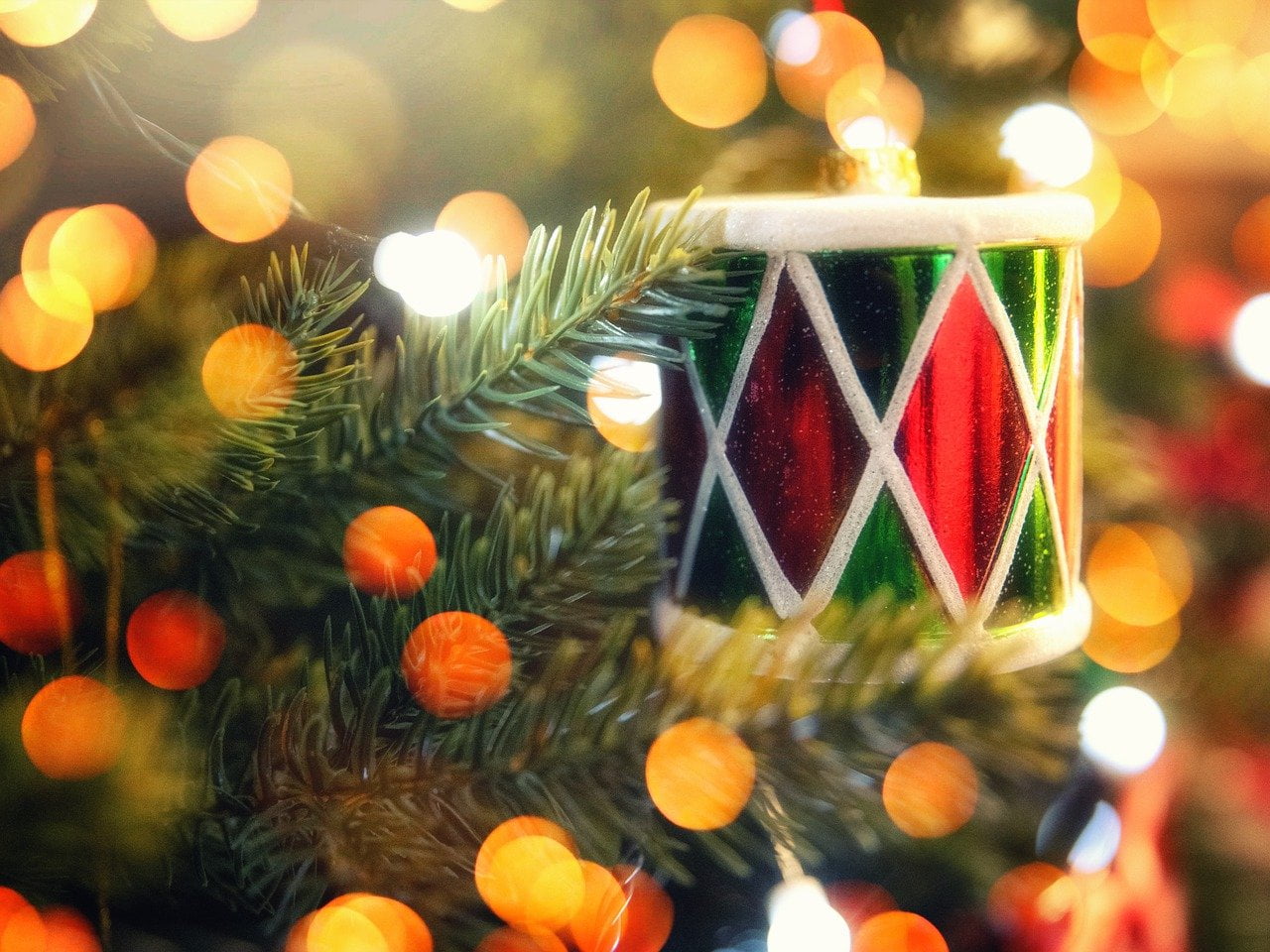 Adorno de tambor en árbol de Navidad