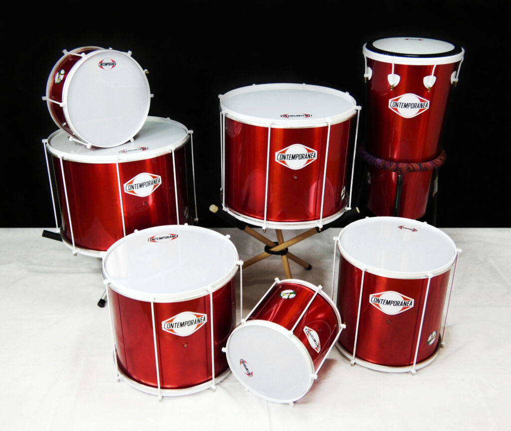 Instrumentos de batucada rojos de marca Contemporânea Brasil